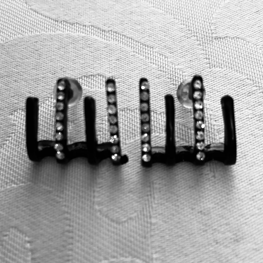 Sparkly 4 pronged Black Hematite Crystal Earrings - Picture 4 of 9